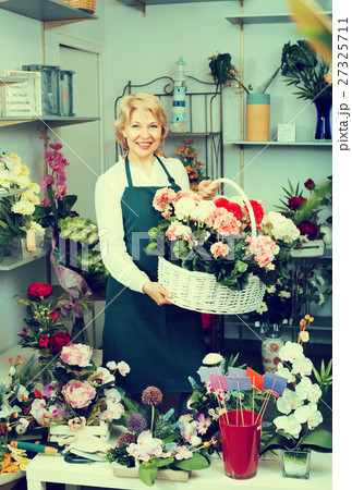 Florist with multicolored hortensia flowers . Florist with multicolored hortensia flowers . 27325711