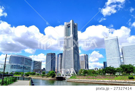 青い空と白い雲とランドマークとオフィスビル 27327414