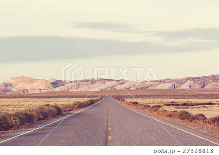 Road in prairie 27328813