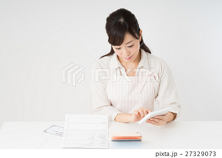 保険証券を見る女性 保険証券を見る女性 27329073