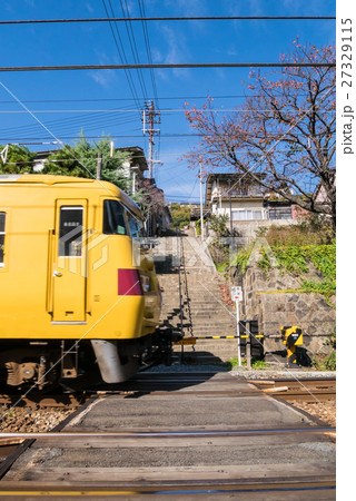 尾道 電車が通過する踏切と石段が続く坂の街の情緒ある秋景色 27329115