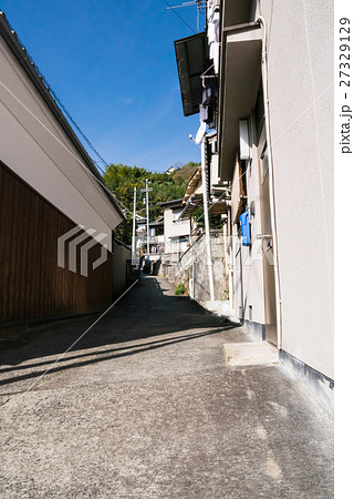 尾道 青空のもと続く細い路地と坂道が醸し出す坂の街の風情 尾道 青空のもと続く細い路地と坂道が醸し出す坂の街の風情 27329129