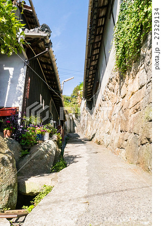 尾道 花が添える路地裏の垣根と坂道が続く坂の街の情緒ある景色 尾道 花が添える路地裏の垣根と坂道が続く坂の街の情緒ある景色 27329134