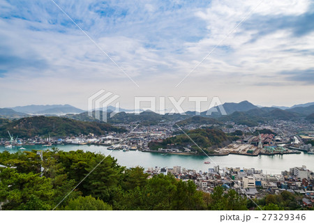 広島・尾道から望む造船所と多島美の秋の絶景 広島・尾道から望む造船所と多島美の秋の絶景 27329346