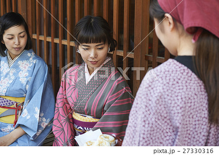休憩　和菓子をいただく女性 27330316