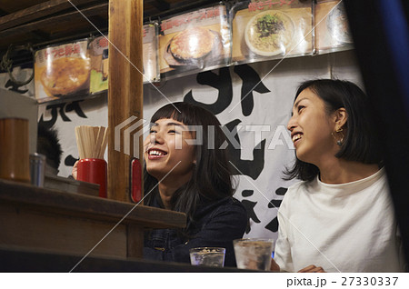 中州屋台　食事を楽しむ女性 27330337
