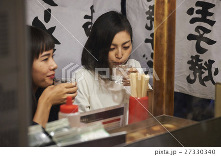 中州屋台　食事を楽しむ女性 27330340