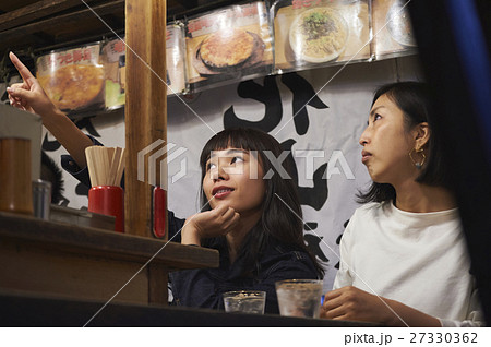 中州屋台 お酒を楽しむ女性 中州屋台 お酒を楽しむ女性 27330362