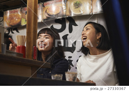 中州屋台 お酒を楽しむ女性 中州屋台 お酒を楽しむ女性 27330367