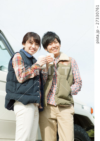 お出かけする20代カップル 27330761