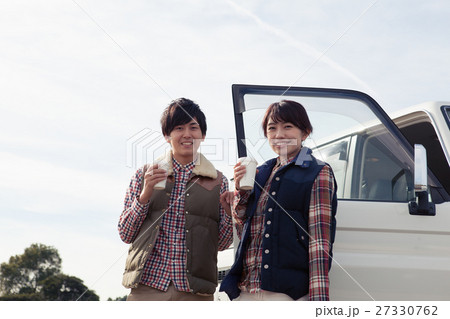 お出かけする20代カップル 27330762