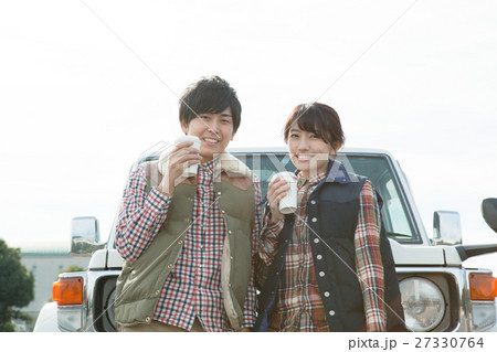 お出かけする20代カップル 27330764