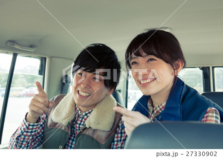 お出かけする20代カップル お出かけする20代カップル 27330902