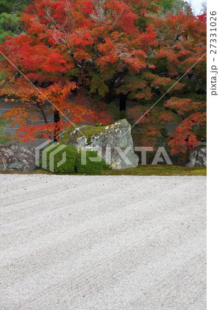 京都市指定名勝仁和寺庭園の白砂敷きと紅葉 京都市指定名勝仁和寺庭園の白砂敷きと紅葉 27331026