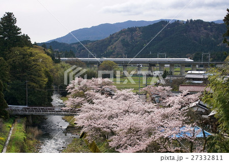 満開の桜と関ヶ原集落を走る新幹線 満開の桜と関ヶ原集落を走る新幹線 27332811