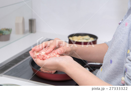 ハンバーグ作り ハンバーグ作り 27333322