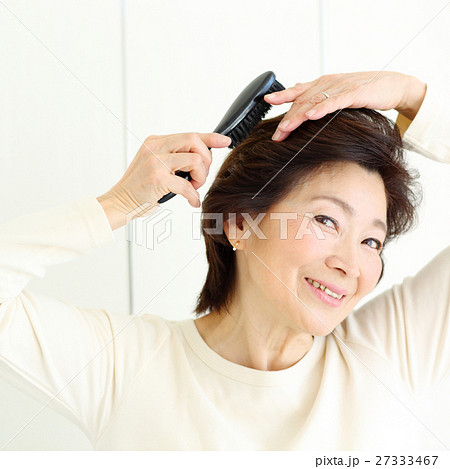シニア女性 ヘアケア シニア女性 ヘアケア 27333467
