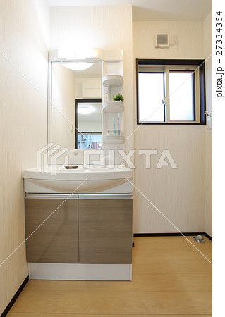 モデルハウスのお洒落なシャワー付洗面化粧台 27334354