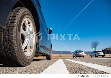 中央道の諏訪湖サービスエリアで停車中 低い目線 スタッドレスタイヤ 中央道の諏訪湖サービスエリアで停車中 低い目線 スタッドレスタイヤ 27334365