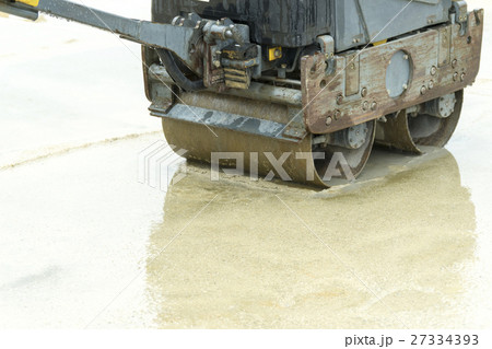 建設現場道路工事車両働く車振動式ローラー 27334393