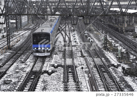 雪降る中を走る青い電車 雪降る中を走る青い電車 27335646