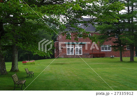 森林の中の洋館 27335912