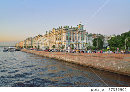 The winter Palace at sunset and the tourists  27336902