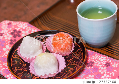 Daifuku with hot green tea 27337468