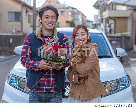 若いカップル2人と愛犬 27337531