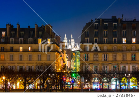 Sacre-Coeur Basilica at night in Paris, Fraance 27338467