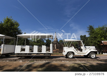 タイ国スコータイ県シーサッチャナライ歴史公園の遺跡ワット・チャーンロームと観光用車両 タイ国スコータイ県シーサッチャナライ歴史公園の遺跡ワット・チャーンロームと観光用車両 27339976