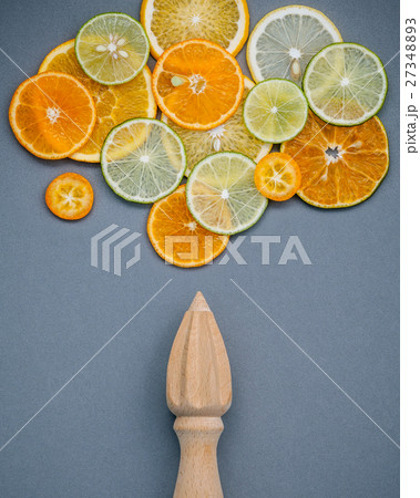Mixed fresh citrus fruits and wooden juicer. 27348893