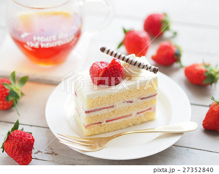 イチゴショートケーキでティータイム イチゴショートケーキでティータイム 27352840