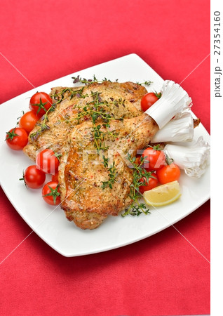 注意）照焼きではありません。バジル風味のクリスマスのローストチキン（チキンレッグ・鶏もも肉焼き） 27354160