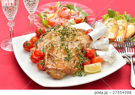 クリスマスディナー、クリスマス料理のイメージ。ローストチキン(バジル味)、鯛とサーモンのカルパッチョ クリスマスディナー、クリスマス料理のイメージ。ローストチキン(バジル味)、鯛とサーモンのカルパッチョ 27354306