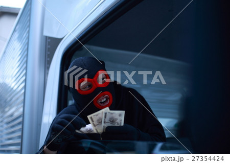 犯罪者 (男性 オレオレ詐欺 振り込め詐欺 容疑者 犯人 詐欺 現金 紙幣 トラック) 27354424