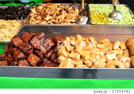 Cooked food in traditional market  27354791