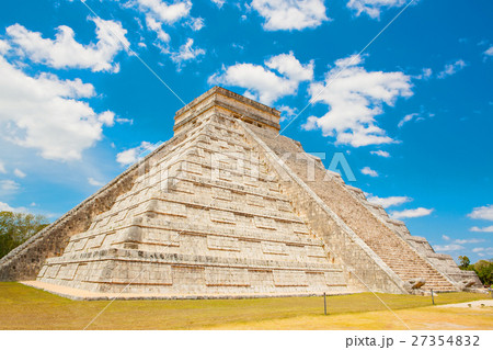 Temple of Kukulkan in Chichen Itza, Yucatan Temple of Kukulkan in Chichen Itza, Yucatan 27354832