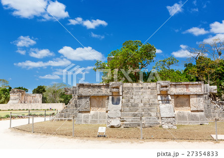 Temple of Kukulkan in Chichen Itza, Yucatan 27354833