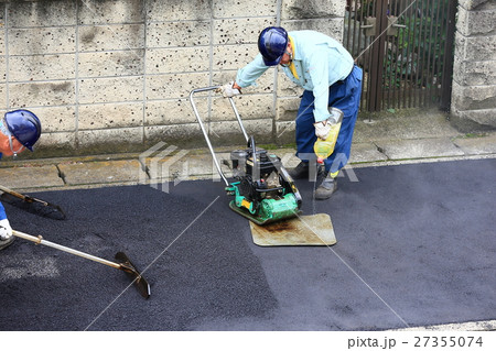 舗装　アスファルト　舗装工事　道路工事　水道工事　ガス工事　予算　３月　年度末　復旧　公共事業　道路 27355074