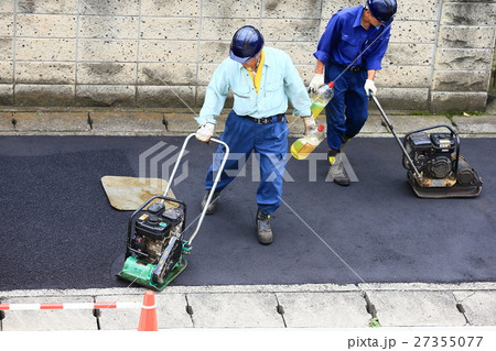 舗装 アスファルト 舗装工事 道路工事 水道工事 ガス工事 予算 3月 年度末 復旧 公共事業 道路の写真素材 27355077 Pixta