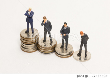 お金とビジネスマン 27356808