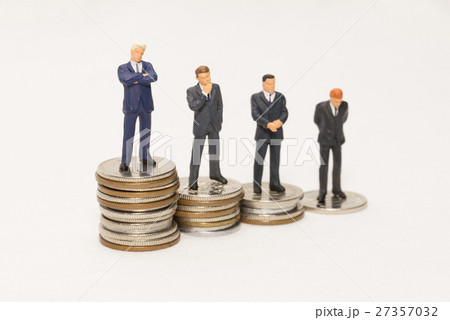 お金とビジネスマン お金とビジネスマン 27357032