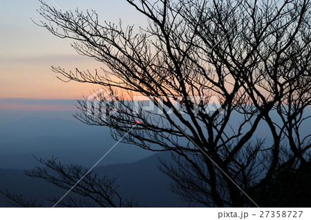 福岡県太宰府市　宝満山頂上からの朝焼け 27358727