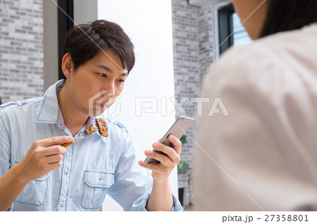 スマホ見ながら食事 不満 怒り 食事をする夫婦 カップル 料理 生活感 スマホ見ながら食事 不満 怒り 食事をする夫婦 カップル 料理 生活感 27358801