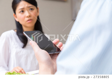 スマホ見ながら食事 不満 怒り 食事をする夫婦 カップル 料理 生活感 スマホ見ながら食事 不満 怒り 食事をする夫婦 カップル 料理 生活感 27358805