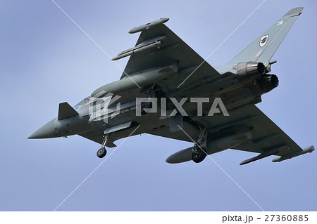 戦闘機 着陸 ユーロファイタータイフーンの写真素材 [27360885