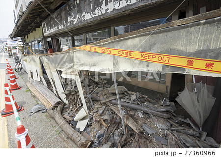 熊本地震で被災倒壊した建物木造建築物古民家立入禁止keep Outの写真素材