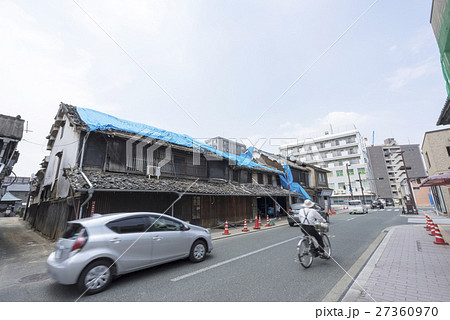 熊本地震で被災倒壊した建物西唐人町木造建築物古民家立入禁止KEEP OUT 27360970