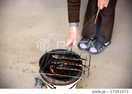 鰯の炭火焼きをしているシニア女性 鰯の炭火焼きをしているシニア女性 27361073